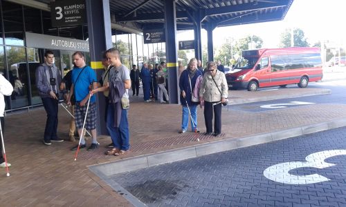 Nuotraukoje - Neregiai mokosi orientacijos ir mobilumo Palangos autobusų stotyje