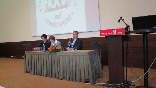 Nuotraukoje - I&scaron; de&scaron;inės - pirmininkauja delegatas E. Žakaris