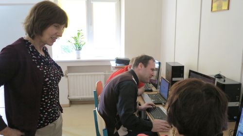 Nuotraukoje - Projekto vadovė A. Jozėnaitė domisi, kaip sekasi mokytis projekto dalyviams