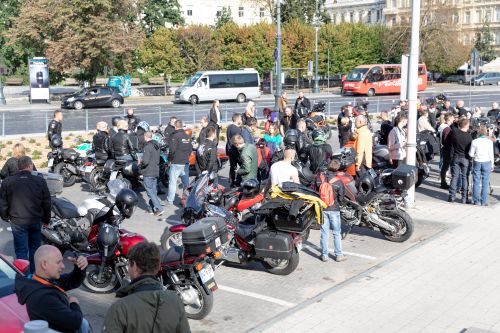 Nuotraukoje - MANE VEŽA akcijos dalyviai Katedros aikštėje laukia važiavimo Nuotraukoje - MANE VEŽA akcijos dalyviai Katedros aikštėje laukia važiavimo.
