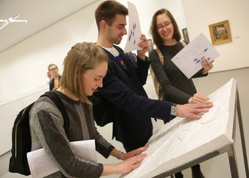 Parodos BLIND DATE lankytojai apžiūri paveikslą rankomis. Nuotraukos autorius Gediminas Savickis Parodos BLIND DATE lankytojai apžiūri paveikslą rankomis. Nuotraukos autorius Gediminas Savickis