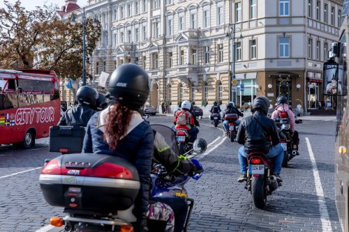 Nuotraukoje - neregiai ir motociklininkai važiuoja kolonoje per Vilniaus senamiestį
