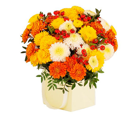 Nuotraukoje - spalvotų rudeninių gėlių puokštė dėžutėje su rankenėlėmis