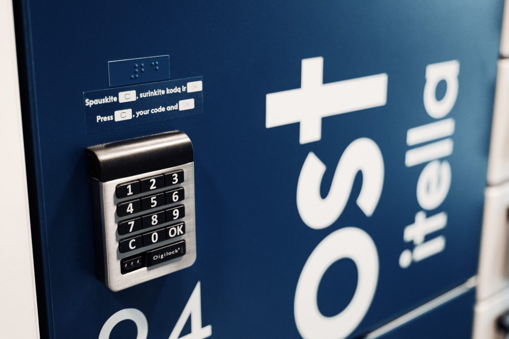 Nuotraukoje pavaizduotos "Smartpost" paštomato durelės su mygtukine spynele